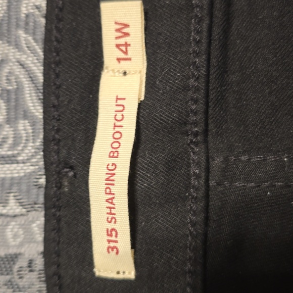 Womens Levis - Picture 4 of 5
